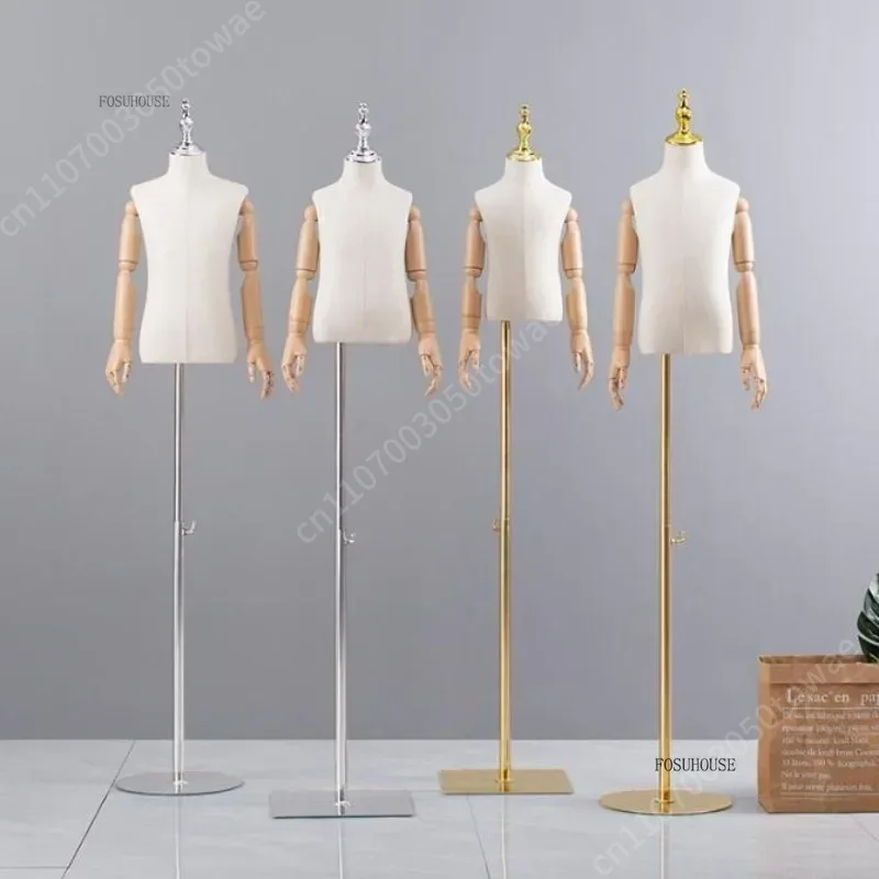 Kinder-Schaufensterpuppe mit V – Baby Clothing Stores Bewertung und Preis
